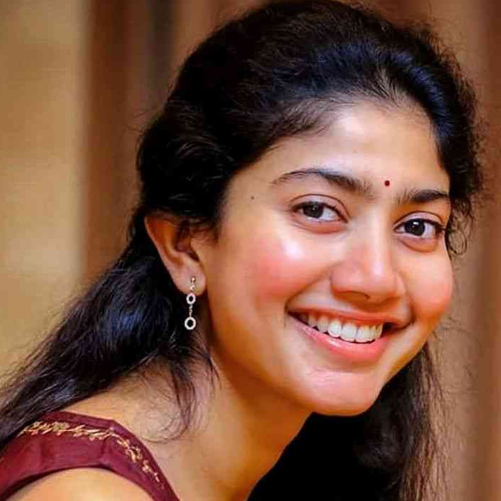 2024లో విడుదలైన శివకార్తికేయన్ 'అమరన్' తర్వాత తెలుగులో తండేల్ చిత్రంతో బ్లాక్ బస్టర్ హిట్ అందుకుంది. బ్యాక్ సైడ్ డ్యాన్సర్ గా పలు సినిమాల్లో కనిపించిన ఆమె.. ప్రేమమ్ సినిమాతో నటిగా మారింది. బ్యాక్ సైడ్ డ్యాన్సర్ గా చేస్తున్న సమయంలో కేవలం రూ.5 వేలు జీతం తీసుకుంది. 