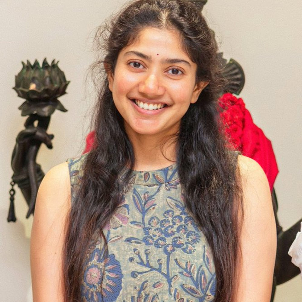 2015లో ప్రేమమ్ చిత్రంలో హీరోయిన్‌గా అరంగేట్రం చేసింది. ఈ సినిమాతో ఆమె దక్షిణ భారతదేశం అంతటా అందరి దృష్టిని ఆకర్షించింది. 2024లో శివకార్తికేయన్ తో అమరన్ సినిమా ప్రేక్షకుల హృదయాలను దోచుకుంది. నటుడు అమీర్ ఖాన్ నిర్మిస్తున్న కొత్త సినిమా ఏక్ దిన్ తో సాయి పల్లవి బాలీవుడ్ లోకి అడుగుపెడుతోంది.