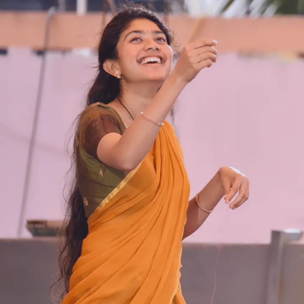 ప్రస్తుతం దక్షిణాది సినీ పరిశ్రమలో వరుస సినిమాలతో దూసుకుపోతున్న ముద్దుగుమ్మ ఆమె. ఎలాంటి బ్యాగ్రౌండ్ సపోర్ట్ లేకుండానే ఇండస్ట్రీలోకి అడుగుపెట్టి.. గ్లామరస్ షో లేకుండానే ఇండస్ట్రీని ఏలేస్తుంది. ఒక్కో సినిమాకు కోట్లకు పైగా పారితోషికం తీసుకుంటుంది. ఇంతకీ ఆమెను గుర్తుపట్టారా.. ?