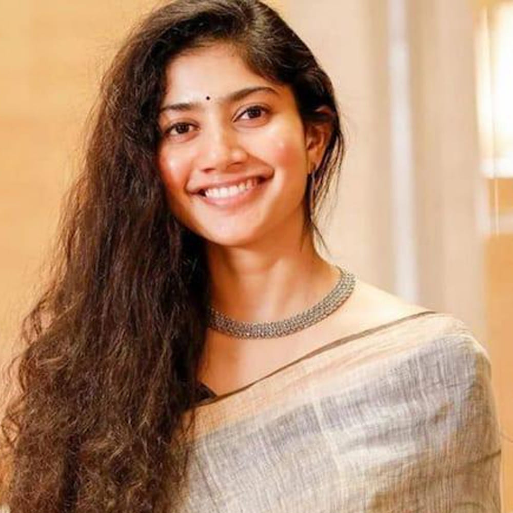 సాయిపల్లవి.. ప్రేమమ్ సినిమాతో నటిగా తెరంగేట్రం చేసిన ఈ ముద్దుగుమ్మ.. ఇప్పుడు పాన్ ఇండియా లెవల్లో విపరీతమైన క్రేజ్ సొంతం చేసుకుంది. ప్రస్తుతం హిందీలో రామాయణం చిత్రంలో నటిస్తుంది. సాయిపల్లవి జార్జియాలోని టిబిలిసి స్టేట్ మెడికల్ యూనివర్శిటీ నుండి MBBS డిగ్రీని పొందింది. వైద్య విద్యను పూర్తి చేసిన తర్వాత నటించడం ప్రారంభించింది.