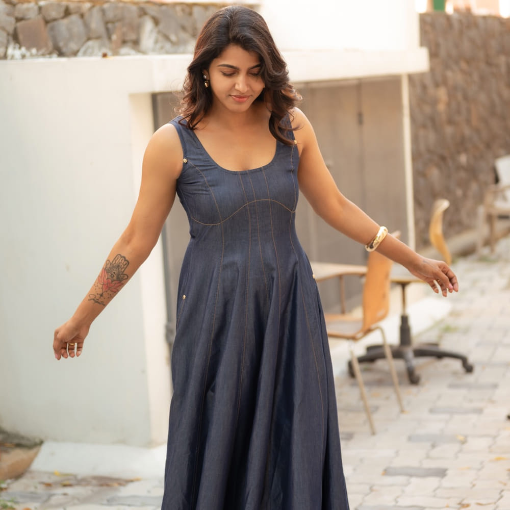 ఇక సోషల్ మీడియాలో ఈ బ్యూటీ షేర్ చేసే ఫోటోలకు మంచి డిమాండ్ ఉంది. నెటిజన్స్‌ను తన అందంతో ఆకట్టుకుంటుంది ఈ వయ్యారి. ఇటీవలే స్టార్ హీరో విశాల్ ను ప్రేమించి పెళ్లాడబోతుంది ఈ అమ్మడు. వీరి ఎంగేజ్మెంట్ ఇటీవలే జరిగింది. త్వరలోనే వీరు పెళ్లితో ఒక్కటవ్వబోతున్నారు.