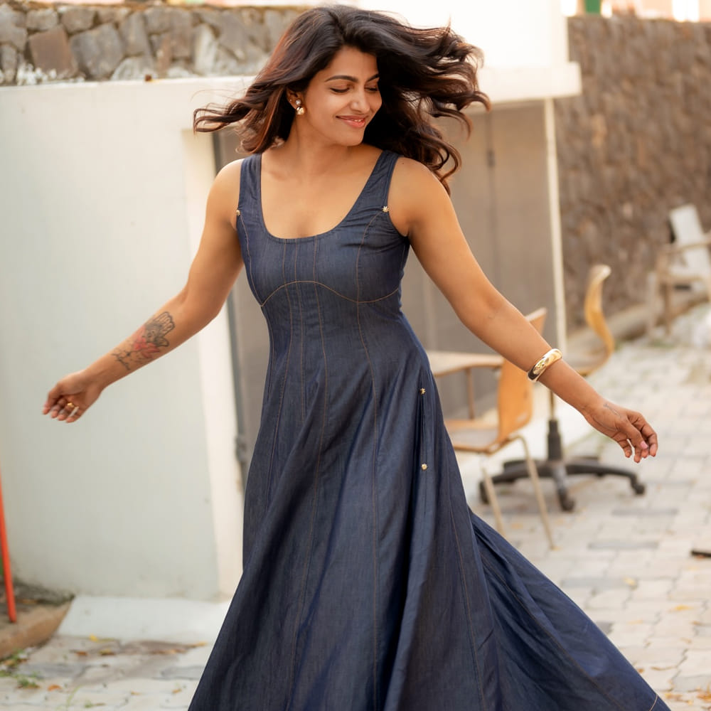 కాగా తాజాగా ధన్సిక సోషల్ మీడియాలో షేర్ చేసిన ఫోటోలు కుర్రాళ్ళ మతిపోగొడుతున్నాయి. ఈ బ్యూటీ ఫోటోలకు కుర్రకారు క్రేజీ కామెంట్స్ చేస్తున్నారు. విశాల్ , ధన్సిక పెళ్లి కోసం అభిమానులంతా ఈగర్ గా ఎదురుచూస్తున్నారు. 