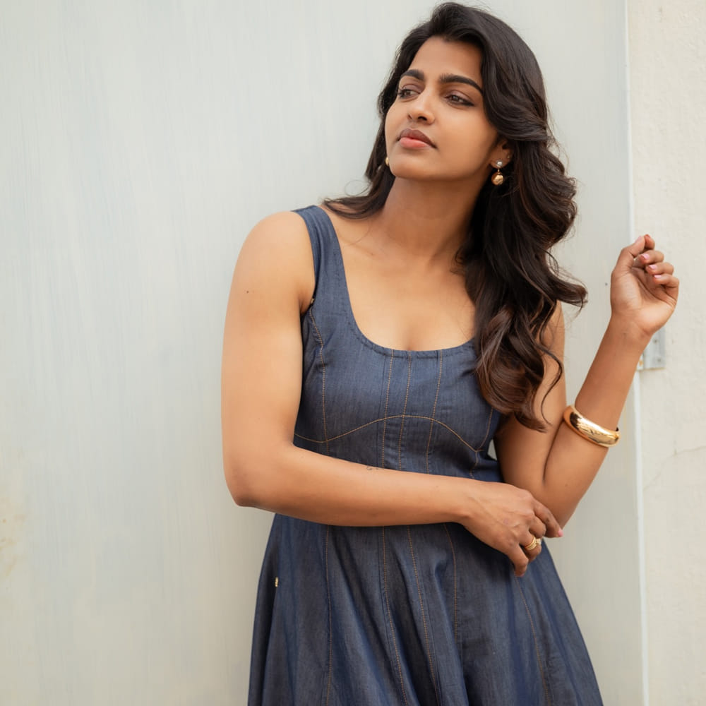 కాగా ఇండస్ట్రీలోకి వచ్చిన దాదాపు 10 ఏళ్ల తర్వాత సరిగా 2016లో వచ్చిన కబాలి సినిమాతో మంచి గుర్తింపు తెచ్చుకుంది. సూపర్ స్టార్ రజినీకాంత్ హీరోగా నటించిన కబాలి సినిమాలో ఆయన కూతురిగా నటించింది ఈ బ్యూటీ. ఈ సినిమాతో మంచి క్రేజ్ సొంతం చేసుకుంది.