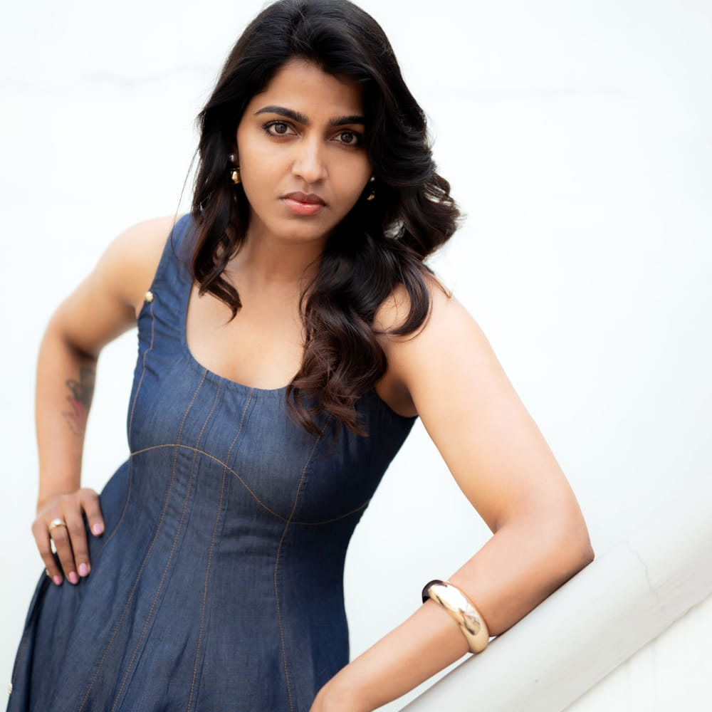 సాయి ధన్సిక.. తన అందంతో ఎంతో మంది కుర్రాళ్లను కవ్వించినా బ్యూటీ ఆమె. ఇంతకూ ఆమె ఎవరంటే తమిళ్ బ్యూటీ సాయి ధన్సిక. ఈ ముద్దుగుమ్మ 2006 సినిమా ఇండస్ట్రీలోకి అడుగు పెట్టింది. తమిళ్ లో ఎన్నో సినిమాల్లో నటించింది కానీ ఆశించిన స్థాయిలో గుర్తింపు తెచ్చుకోలేకపోయింది.