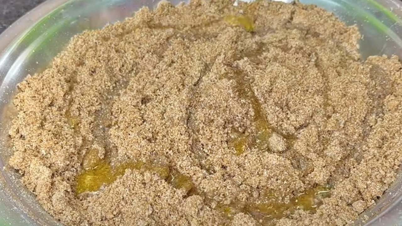 ఇప్పుడు వేయించిన నువ్వులు, పల్లీలు, బాదం అన్నింటినీ మిక్సీలో వేసి గ్రైండ్ చేసుకోవాలి. తర్వాత ఈ పొడిని పక్కన పెట్టుకొని, ఒక పెద్ద బౌల్ తీసి, అందులో మనం వేయించి పక్కన పెట్టుకున్న సజ్జల పిండిని, మిక్సీ పట్టిన వేరుశనగ, నువ్వుల మిశ్రమాన్ని వేసి, కొంచెం ఉప్పు వేసి, మంచిగా కలుపుకోవాలి.