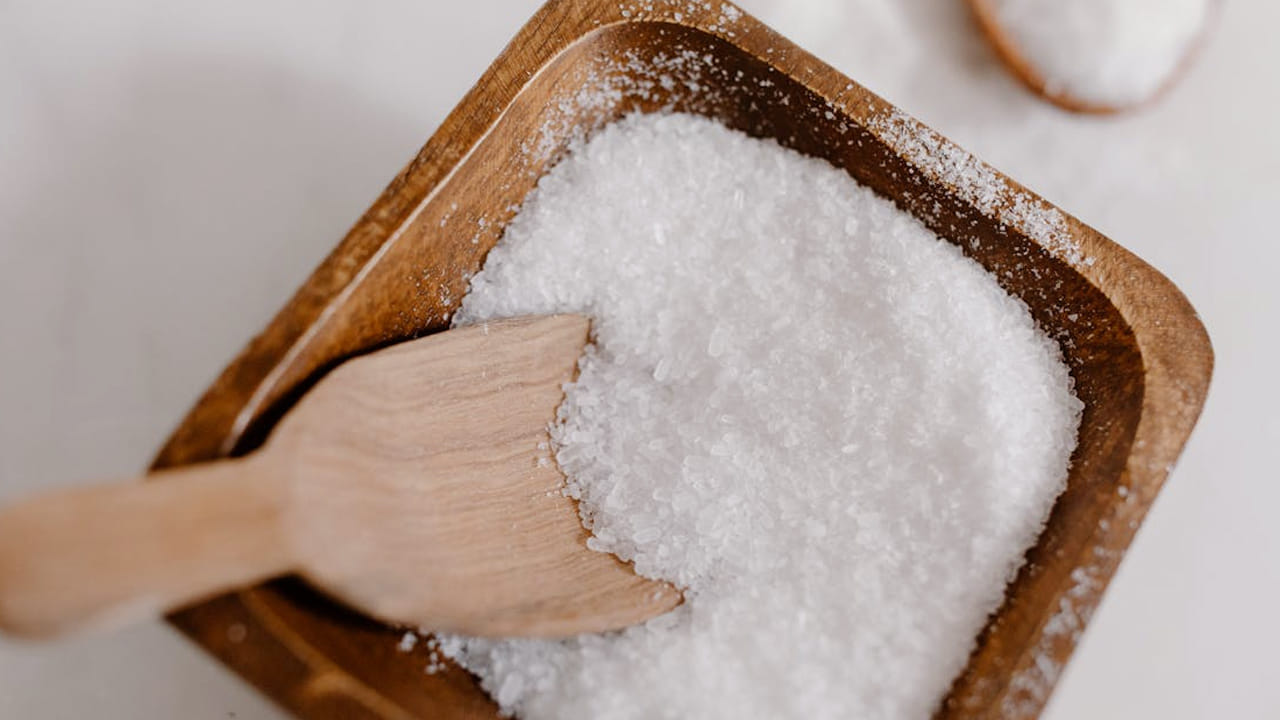 కాఫీ, టీ పోగొట్టడం కోసం సబ్బుల మీద సబ్బులు వాడి వాటిని పోగొట్టాలని చూస్తారు కానీ, ఎలాంటి ప్రయోజనం ఉండదు. గిన్నెలో కొంచెం ఉప్పు వేసి ఆ నీటిని మురికి ఉన్న చోట పోసి బాగా రుద్దండి మరకలు మొత్తం పోతాయి. 