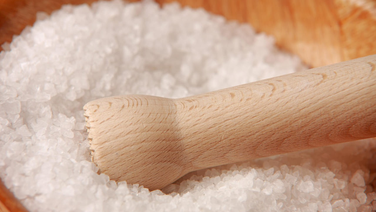 మనం పొయ్యి వెలిగించినప్పుడు ఒక్కోసారి గాలికి మంటలు చెలరేగుతాయి. అలాంటి సమయంలో నీరు కాకుండా ఉప్పు చల్లితే మంట ఆరిపోతుంది. కొందరు భయంతో వెంటనే నీళ్ళు పోస్తారు అలా చేయకండి ఇప్పటి నుంచి ఉప్పును చల్లండి. 