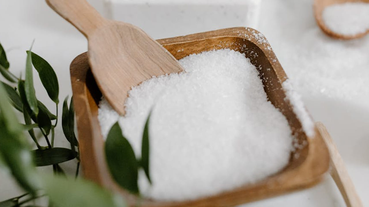 మన అందరి ఇళ్ళలో చీమలు ఉంటూనే ఉంటాయి. ఇవి ఒక్కోసారి విసుగు తెప్పిస్తాయి. అలాంటి సమయంలో ఉప్పును కానీ, ఉప్పు నీళ్ళను కానీ చల్లితే అవి అక్కడి నుంచి మాయం అవుతాయి. 