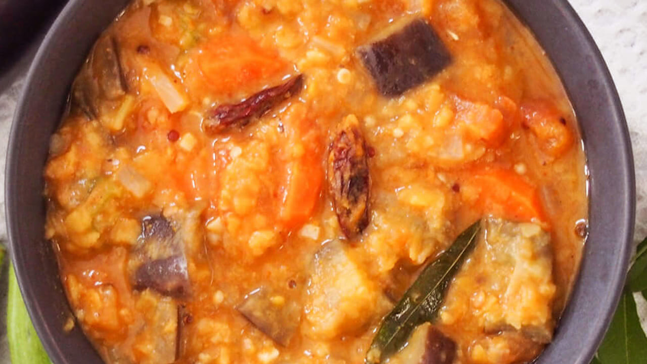 ఆ తర్వాత స్టవ్ వెలిగించి పాన్ పెట్టి ఆయిల్ వేసి అది వేడయ్యాక తాలింపు గింజలు,  ఉల్లిపాయలు, టమాటాలు, మీరు కట్ చేసి పెట్టుకున్న కూరగాయలన్ని వేసి బాగా మగ్గించాలి.