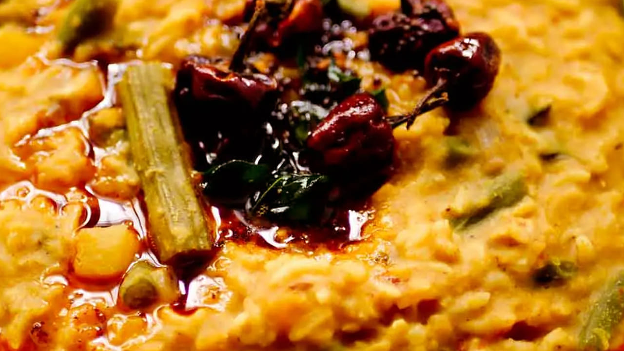 ఇక ఇప్పుడు దీనిలో పసుపును, నెయ్యి వేసి 1 టేబుల్ స్పూన్ సాంబార్ పొడిని వేసి, రుచికి సరిపడినంత ఉప్పును వేసి ఈ మిశ్రమంలో  దానిలో చింతపండు రసాన్ని పోసి కూరగాయ ముక్కలు మెత్తగా అయ్యే వరకు వరకు పొయ్యి మీదే ఉంచండి