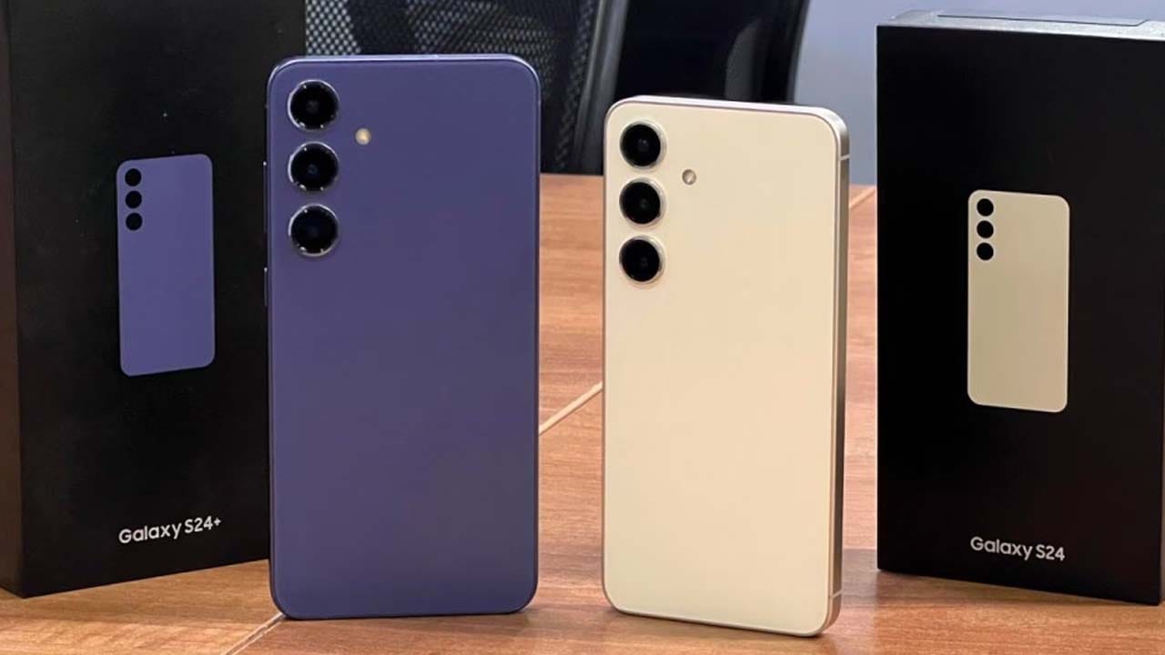  అమెజాన్‌లో Samsung Galaxy S24 ధర తగ్గింపు: 8GB RAM + 128GB ఇంటర్నల్ స్టోరేజ్ కలిగిన Samsung Galaxy S24 వేరియంట్ భారతీయ మార్కెట్లో రూ.42,994 కు అందుబాటులో ఉంటుంది. ఇది దాని లాంచ్ ధర రూ.74,999 నుండి తగ్గింపుతో వస్తుంది. అంటే 43 శాతంతో వస్తుంది. కూపన్లు, ఆఫర్లతో మీరు అదనంగా రూ.2,500 తగ్గింపును కూడా పొందవచ్చు. దీని వలన ధర రూ.40,494 కు తగ్గుతుంది. ఈ ఫోన్‌ రెండు కలర్స్‌తో లభిస్తుంది. Onyx Black, Amber Yellow. ఈ ధర తగ్గింపుతో ఫ్లాగ్‌షిప్ ఫోన్ లాంటి అనుభవాన్ని కోరుకునే వారికి ఇది మార్కెట్లో ఉత్తమ ఎంపికలలో ఒకటిగా మారిందనడంలో సందేహం లేదు.