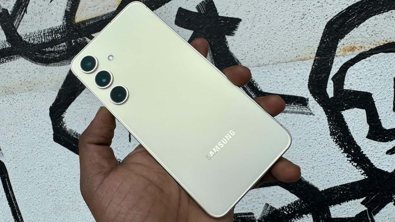  ఫీచర్లు, స్పెసిఫికేషన్లు: Samsung Galaxy S24 6.2-అంగుళాల డైనమిక్ LTPO AMOLED 2X డిస్‌ప్లేను 120Hz రిఫ్రెష్ రేట్, గరిష్టంగా 2600 నిట్‌ల బ్రైట్‌నెస్‌ను కలిగి ఉంది. ప్యానెల్ కార్నింగ్ గొరిల్లా గ్లాస్ విక్టస్ 2 ద్వారా రక్షణగా ఉంటుంది. ఫోన్ Qualcomm Snapdragon 8 Gen 3 ప్రాసెసర్, Adreno 750 గ్రాఫిక్స్ ప్రాసెసర్‌పై నడుస్తుంది. ఇది Android 15 ఆపరేటింగ్ సిస్టమ్‌పై నడుస్తుంది. Samsung ఏడు ప్రధాన అప్‌గ్రేడ్‌లను హామీ ఇస్తుంది.