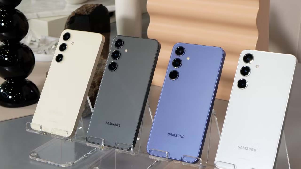  కెమెరా విషయానికొస్తే, Samsung Galaxy S24 ట్రిపుల్ రియర్ కెమెరా సిస్టమ్‌ను కలిగి ఉంది. ఇందులో 50MP ప్రైమరీ కెమెరా, 120-డిగ్రీల ఫీల్డ్ ఆఫ్ వ్యూతో 12MP అల్ట్రా-వైడ్-యాంగిల్ కెమెరా, 3x ఆప్టికల్ జూమ్‌తో 10MP టెలిఫోటో కెమెరా ఉన్నాయి. సెల్ఫీలు, వీడియో కాల్‌ల కోసం స్మార్ట్‌ఫోన్‌లో 12MP ఫ్రంట్ కెమెరా ఉంది. ఇది 25W వైర్డు ఫాస్ట్ ఛార్జింగ్‌కు మద్దతుతో 4000mAh బ్యాటరీతో శక్తినిస్తుంది.