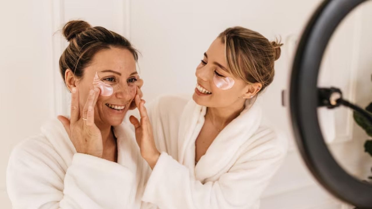 గంధం, పసుపు, పాలు ప్యాక్ తయారు చేసుకోవచ్చు. ఇందుకోసం ఒక టేబుల్ స్పూన్ చందనం, చిటికెడు పసుపు, తగినన్ని పచ్చి పాలు తీసుకోవాలి. అన్నింటినీ కలిపి పేస్టులా చేయాలి. ఈ పేస్ట్‌ను ముఖానికి, మెడకు అప్లై చేసి 15-20 నిమిషాలు ఆరనివ్వండి. ఆ తర్వాత గోరువెచ్చని నీటితో సున్నితంగా మసాజ్ చేస్తూ కడిగేయండి. ఇది నల్ల మచ్చలను తగ్గించి, చర్మాన్ని కాంతివంతంగా మారుస్తుంది. పసుపులోని యాంటీబ్యాక్టీరియల్ గుణాలు మొటిమలను నివారిస్తాయి.