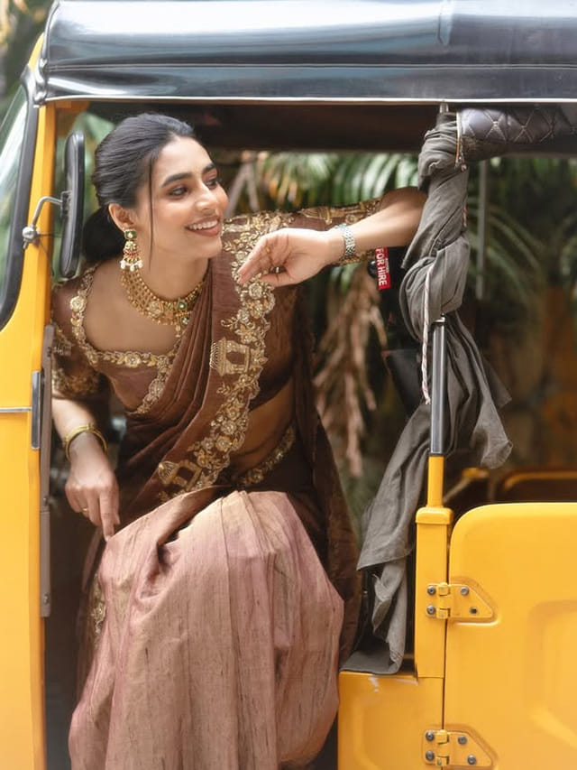 ఆటోలో అందాల తారా.. కాంతార బ్యూటీ గ్లామర్ సెగలు!