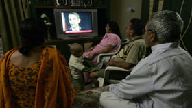 అందరూ టీవీ సీరియల్‌ చూస్తున్న సమయంలో.. ఇంటి దొంగ చేతివాటం!