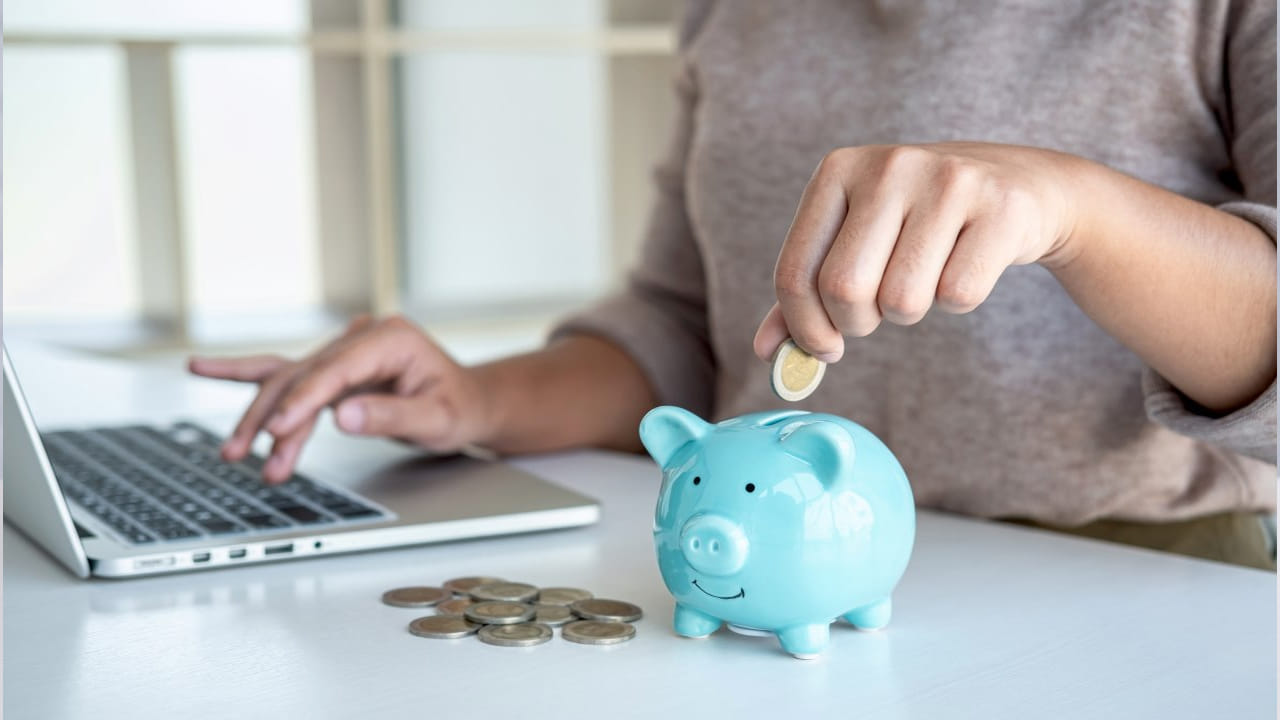 ఇక ఫిజికల్ డెబిట్ కార్డు కావాలంటే ఆప్లై చేసుకోవచ్చు. దరఖాస్తు చేసుకున్న వారం రోజుల్లో మీ ఇంటికి డెబిట్ కార్డు వస్తుంది. ఈ డిజిటల్ ఖాతాలను జీరో బ్యాలెన్స్‌తో ఓపెన్ చేయవచ్చు. 