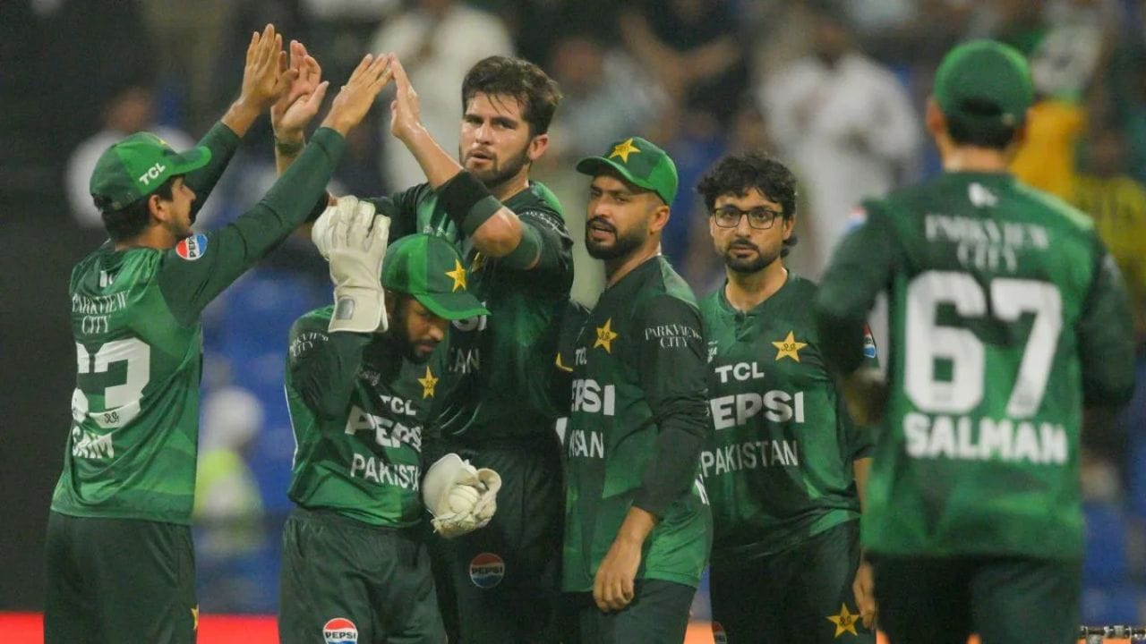 3 ఓవర్లలో 3 వికెట్లు.. పవర్ప్లేలో ప్రపంచ రికార్డుతో ఉగ్రతాండవం.. ఎవరంటే?