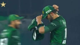 తొలి బంతికే సిక్స్.. కట్‌చేస్తే 4 ఓవర్ల కోటా పూర్తి చేయని అఫ్రిది