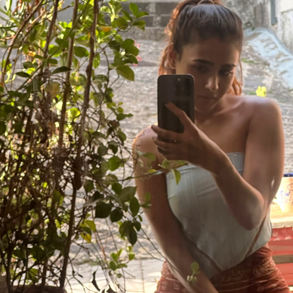 అర్జున్ రెడ్డి సినిమాతో ఓవర్ నైట్ లో స్టార్ డమ్ సొంతం చేసుకుంది అందాల భామ షాలిని పాండే. ఈ సినిమాలో రొమాంటిక్ సీన్స్ లో రెచ్చిపోయి నటించింది. ఈ సినిమాతర్వాత కుర్రాళ్లు డ్రీమ్ గర్ల్ గా మారిపోయింది ఈ అందాల భామ. 