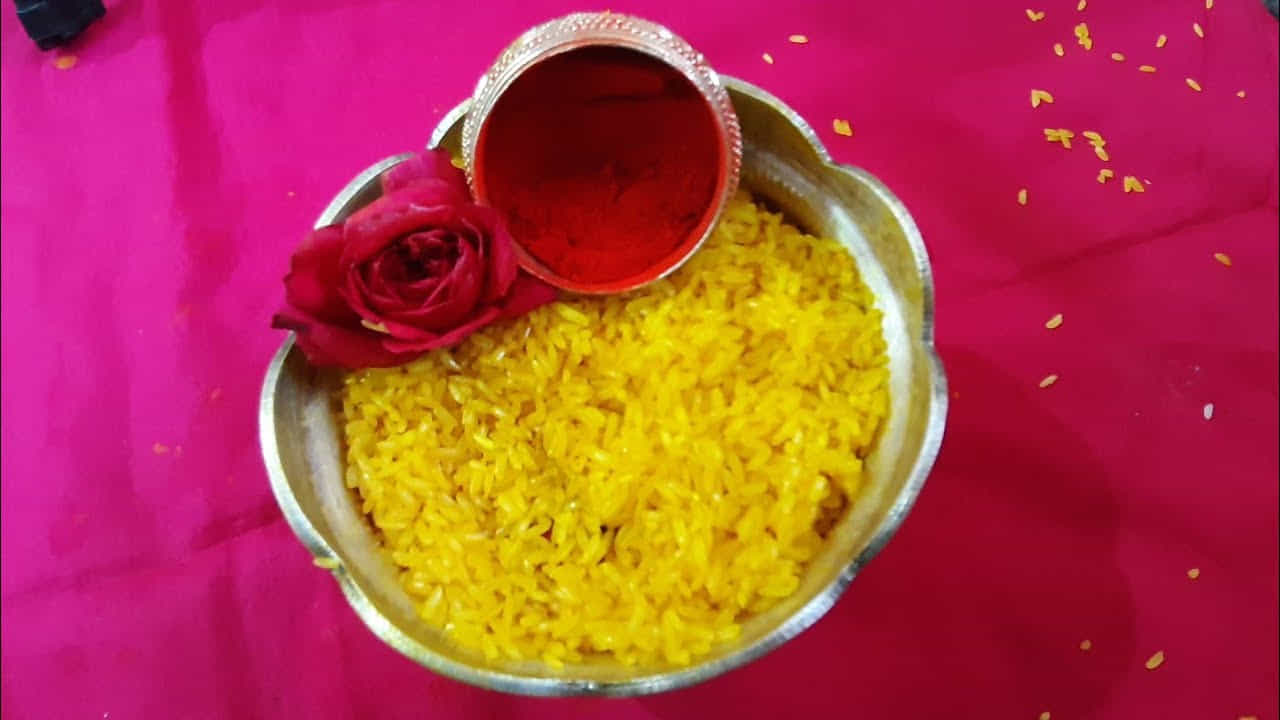 బియ్యం గింజలు : గ్రంథాల ప్రకారం, శివలింగానికి విరగని బియ్యాన్ని మాత్రమే సమర్పించాలి. అలాగే పగలని బియ్యం గింజలు సమర్పించకూడదు. ఇక అభిషేకం తర్వాత శివలింగానికి అక్షింతలు సమర్పించడం చాలా మంచిది.
