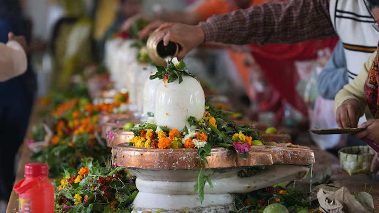 కొంత మంది శివరాత్రి రోజు ఉపవాసం ఉండటం లేదని, ఉదయం స్నానం చేయక ముందే భోజనం చేస్తుంటారు. కానీ ఇది అస్సలు మంచిది కాదంట, జాగరం, చేయకపోయినా, ఉపవాసం లేకపోయినా తప్పకుండా శివ రాత్రి రోజున ఉదయం స్నానం చేసి, శివుడికి నమస్కరించి, ఆహారం తీసుకోవాలంట. ఇది శరీరశుద్ధితో పాటు మనోశుద్ధికి సూచికగా భావిస్తారని చెబుతున్నారు పండితులు.