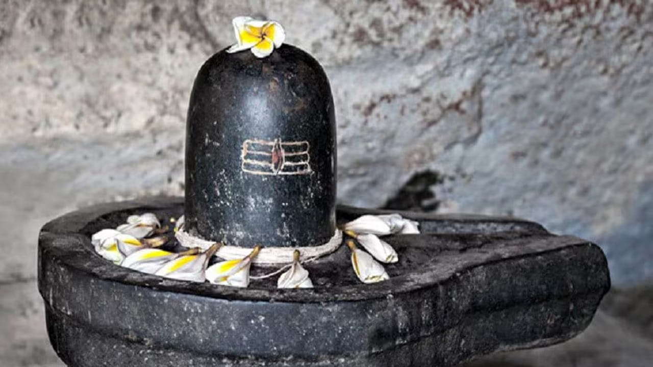 శివలింగానికి సమర్పించిన ప్రసాదం చండేశ్వరుని కారణంగా తినకూడదంట. ఈయన ఆత్మలకు అధిపతి. శివుడి నోటిపై నివసిస్తారని అంటారు. శివుడు నోటితో తాకిన ఏ ప్రసాదం అయినా సరే చండేశ్వరుని వంశానికే చెందుతుందంట. ఆ ఆహారాన్ని ఎవరైనా తీసుకోవడం మహాపాపం. అందుకే శివలింగంపై పెట్టిన ఏ ప్రసాదం అయినా సరే భక్తులకు ఇవ్వరు. అంతే కాకుండా శైవ సంప్రదాయాల ప్రకారం, శివలింగానికి సమర్పించే వాటిని త్యాగంగా పరిగణిస్తారు, ఒకసారి ఒక వస్తువు శివలింగానికి సమర్పిస్తే, అది మళ్లీ భక్తుడికి చెందదు.