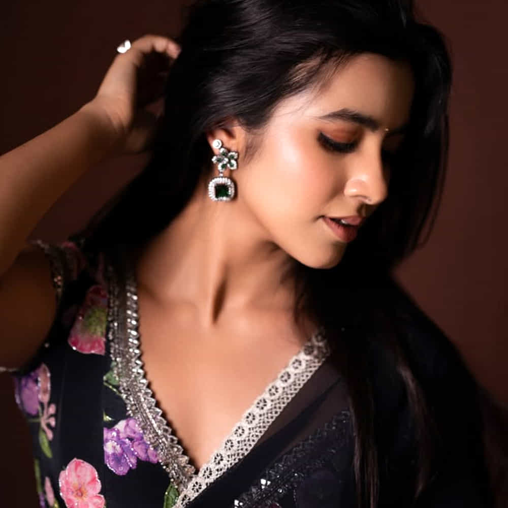 టాలీవుడ్ లో కొత్త అందాలు ప్రేక్షకులను కవ్విస్తున్నాయి. ఈ క్రమంలోనే శివాని నాగరం అనే ముద్దుగుమ్మ వరుస సినిమాలతో దూసుకుపోతుంది. ఈ అమ్మడు కేవలం నటి మాత్రమే కాదు గాయని , కూచిపూడి నృత్యకారిణి కూడా.. ఈ ముద్దుగుమ్మ 2024లో విడుదలైన "అంబాజీపేట మ్యారేజి బ్యాండు" చిత్రంతో హీరోయిన్గా తెలుగు సినిమా పరిశ్రమలోకి అడుగుపెట్టింది.