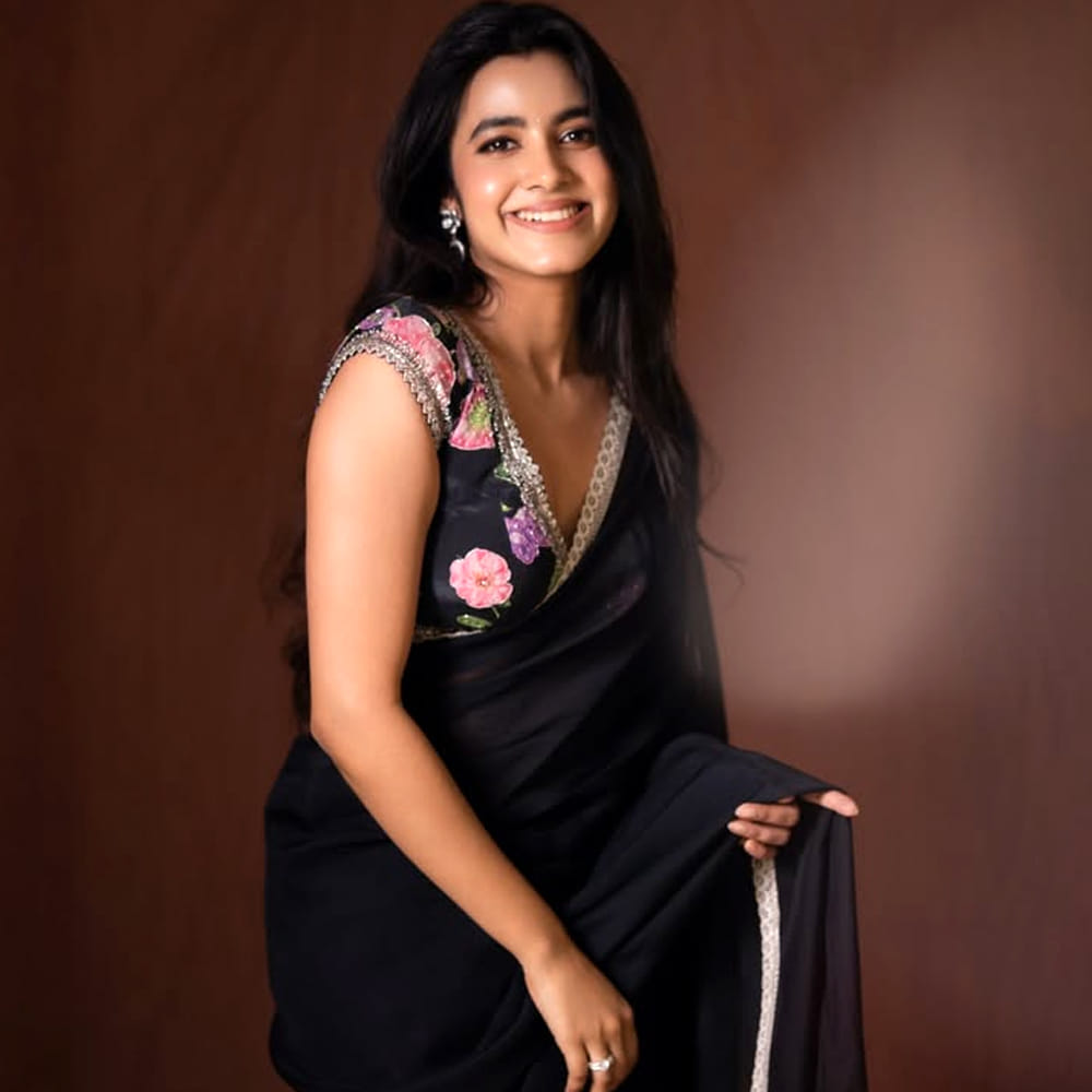 ఆమె తన సహజమైన అందం, నటనా నైపుణ్యంతో యువతలో మంచి క్రేజ్ సొంతం చేసుకుంటుంది. శివాని హైదరాబాద్‌కు చెందిన తెలుగు అమ్మాయి. తెలుగు నటీమణులకు సినిమా రంగంలో మరిన్ని అవకాశాలు రావాలని కోరుకుంటుంది ఈ భామ.