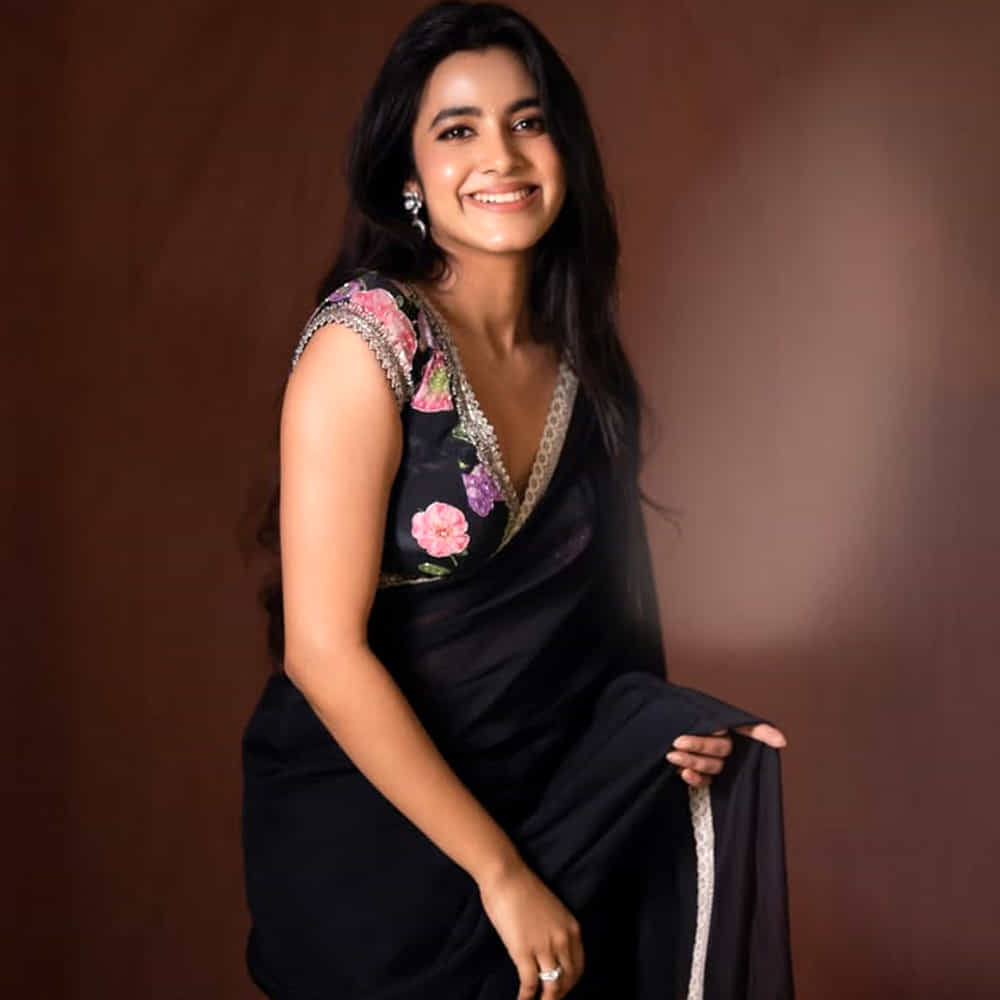ఆమె తన సహజమైన అందం, నటనా నైపుణ్యంతో యువతలో మంచి క్రేజ్ సొంతం చేసుకుంటుంది. శివాని హైదరాబాద్కు చెందిన తెలుగు అమ్మాయి. తెలుగు నటీమణులకు సినిమా రంగంలో మరిన్ని అవకాశాలు రావాలని కోరుకుంటుంది ఈ భామ.