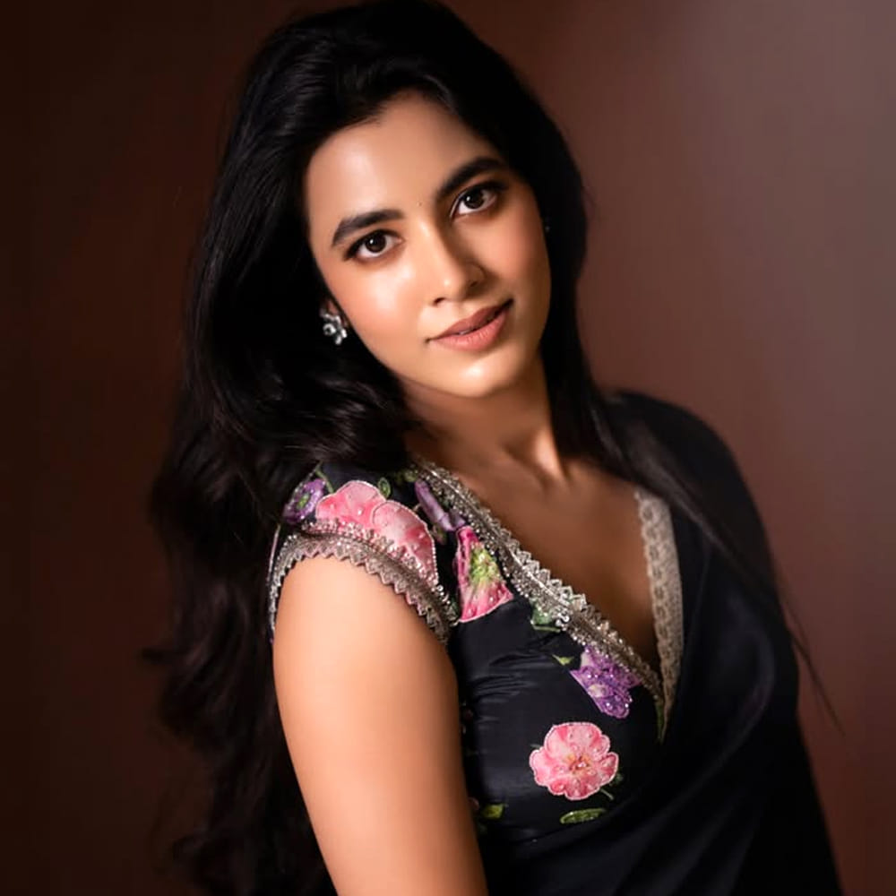 ప్రస్తుతం సుహాస్ హీరోగా నటిస్తున్న హే భగవాన్ సినిమాలో నటిస్తుంది ఈ అమ్మడు. ఈ సినిమా ఈ నెల 20న ప్రేక్షకుల ముందుకు రానుంది. సోషల్ మీడియాలో చాలా యాక్టివ్ గా ఉంటూ.. తన ఫొటోలతో అభిమానులను ఆకర్షిస్తోంది. ఈ బ్యూటీ ఫోటోలకు కుర్రాళ్ళు ఫిదా అవుతున్నారు. 