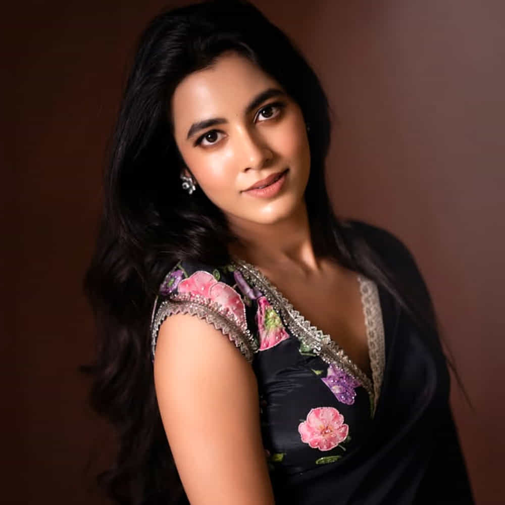ప్రస్తుతం సుహాస్ హీరోగా నటిస్తున్న హే భగవాన్ సినిమాలో నటిస్తుంది ఈ అమ్మడు. ఈ సినిమా ఈ నెల 20న ప్రేక్షకుల ముందుకు రానుంది. సోషల్ మీడియాలో చాలా యాక్టివ్ గా ఉంటూ.. తన ఫొటోలతో అభిమానులను ఆకర్షిస్తోంది. ఈ బ్యూటీ ఫోటోలకు కుర్రాళ్ళు ఫిదా అవుతున్నారు.
