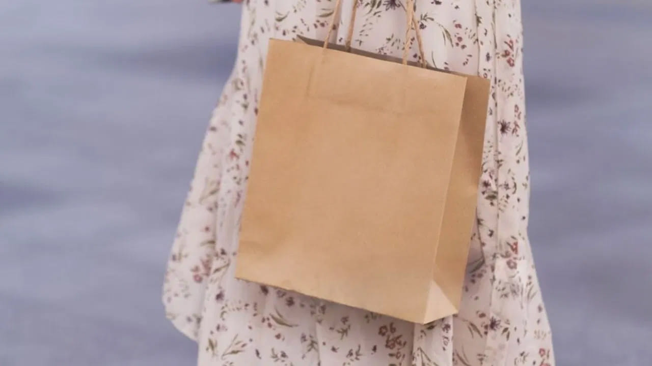 తెల్ల కాగితాన్ని ఉత్పత్తి చేయడానికి బ్లీచింగ్, ఎక్కువ రసాయన ప్రాసెసింగ్ అవసరం. ఖాకీ పేపర్‌కు తక్కువ ప్రాసెసింగ్ అవసరం. తద్వారా ఉత్పత్తి ఖర్చులు తగ్గుతాయి. ఖాకీ సంచులలో తక్కువ రసాయనాలు ఉంటాయి. అవి బయోడిగ్రేడబుల్, ప్లాస్టిక్ కంటే పర్యావరణానికి సురక్షితమైనవి.