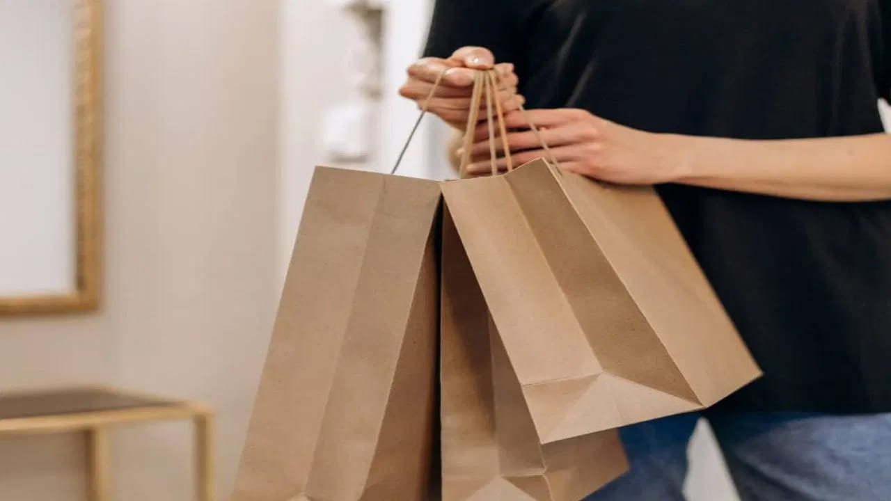 ఖాకీ రంగు బ్యాగులు చౌకగా ఉంటాయి. షాపు లోగో లేదా సమాచారాన్ని ముద్రించడం సులభం. అందువల్ల దుకాణదారులు షాపింగ్ బ్యాగులు విస్తృతంగా ఉపయోగిస్తారు.