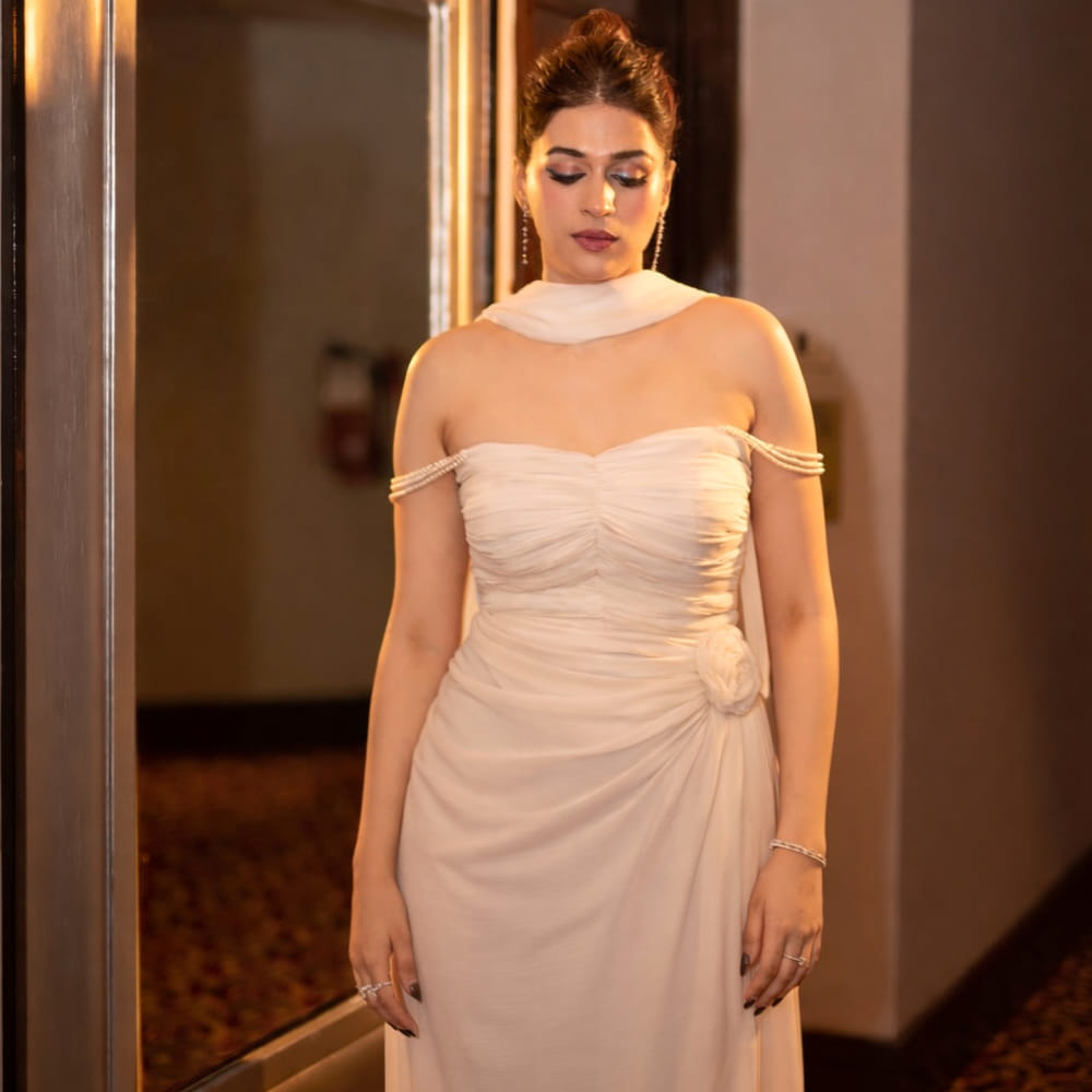 40 ఏళ్లకు చేరువలో ఉన్న ఈ వయ్యారి.. చెక్కు చెదరని గ్లామర్ సొగసులతో కుర్రాళ్ల గుండెల్లో సెగలు రేపుతున్నారు. నెట్టింట ఈ అమ్మడు షేర్ చేసిన ఫోటోస్ తెగ వైరలవుతున్నాయి. ఓ వైపు చీరకట్టులో కట్టిపడేస్తూనే మరో వైపు మోడ్రన్ డ్రస్సుల్లో మతిపోగొడుతోంది. 