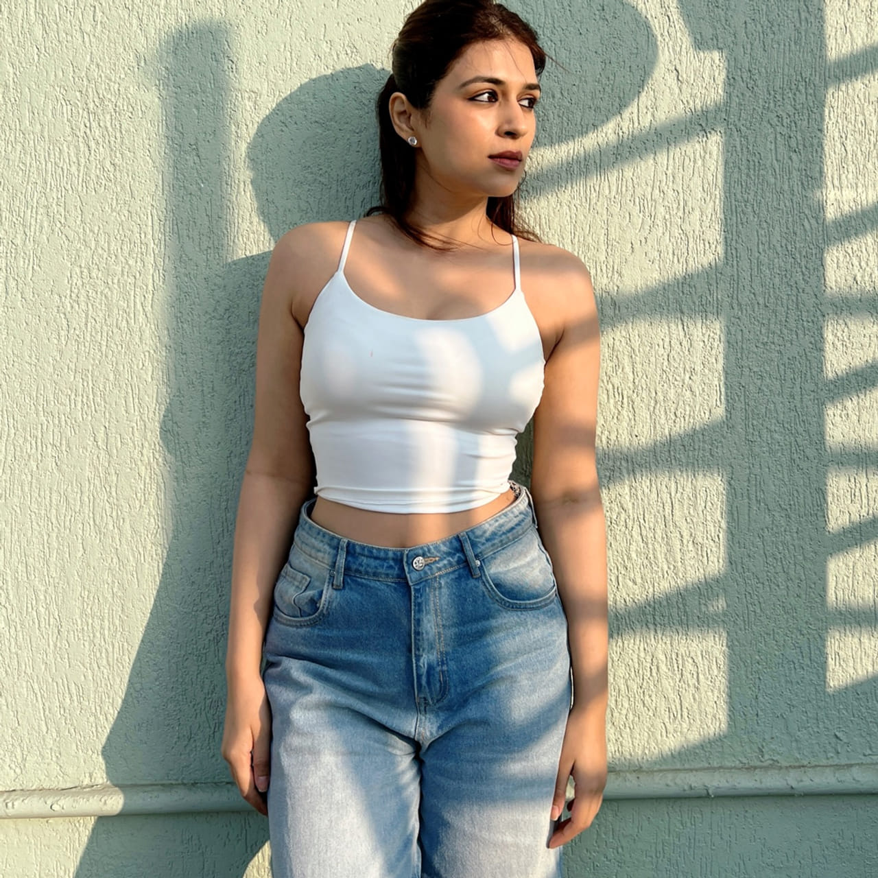 టాలీవుడ్ హాట్ బ్యూటీ శ్రద్దాదాస్. ఈ అందాల భామ గురించి తెలుగు సినీప్రియులకు ప్రత్యేకంగా పరిచయం అక్కర్లేని పేరు. దాదాపు 20 ఏళ్లుగా సినీరంగంలో రాణిస్తున్న ఈ ముద్దుగుమ్మ.. ఇప్పటివరకు సరైన బ్రేక్ అందుకోలేదు. అప్పుడప్పుడు అవకాశాలు వస్తున్నప్పటికీ సరైన స్టార్ డమ్ కోసం ఇంకా ఎదురుచూస్తుంది ఈ బ్యూటీ.