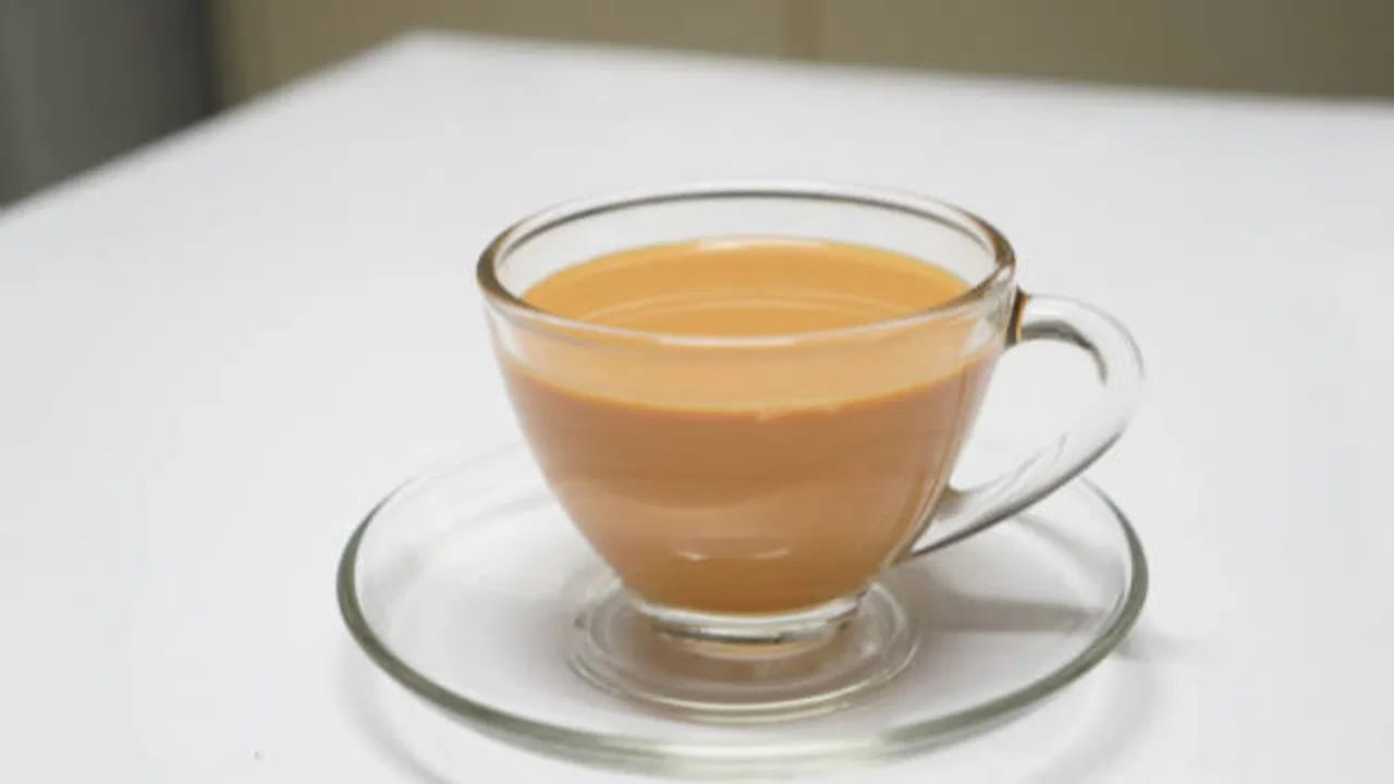 రక్తహీనత ముప్పు: టీలోని టానిన్లు ఆహారంలోని ఐరన్‌తో బంధాన్ని ఏర్పరుస్తాయి. దీనివల్ల శరీరం ఐరన్‌ను శోషించుకోలేదు. ఈ అలవాటు దీర్ఘకాలం కొనసాగితే శరీరంలో రక్తం తగ్గి, రక్తహీనత వంటి తీవ్ర సమస్యలకు దారితీస్తుంది.