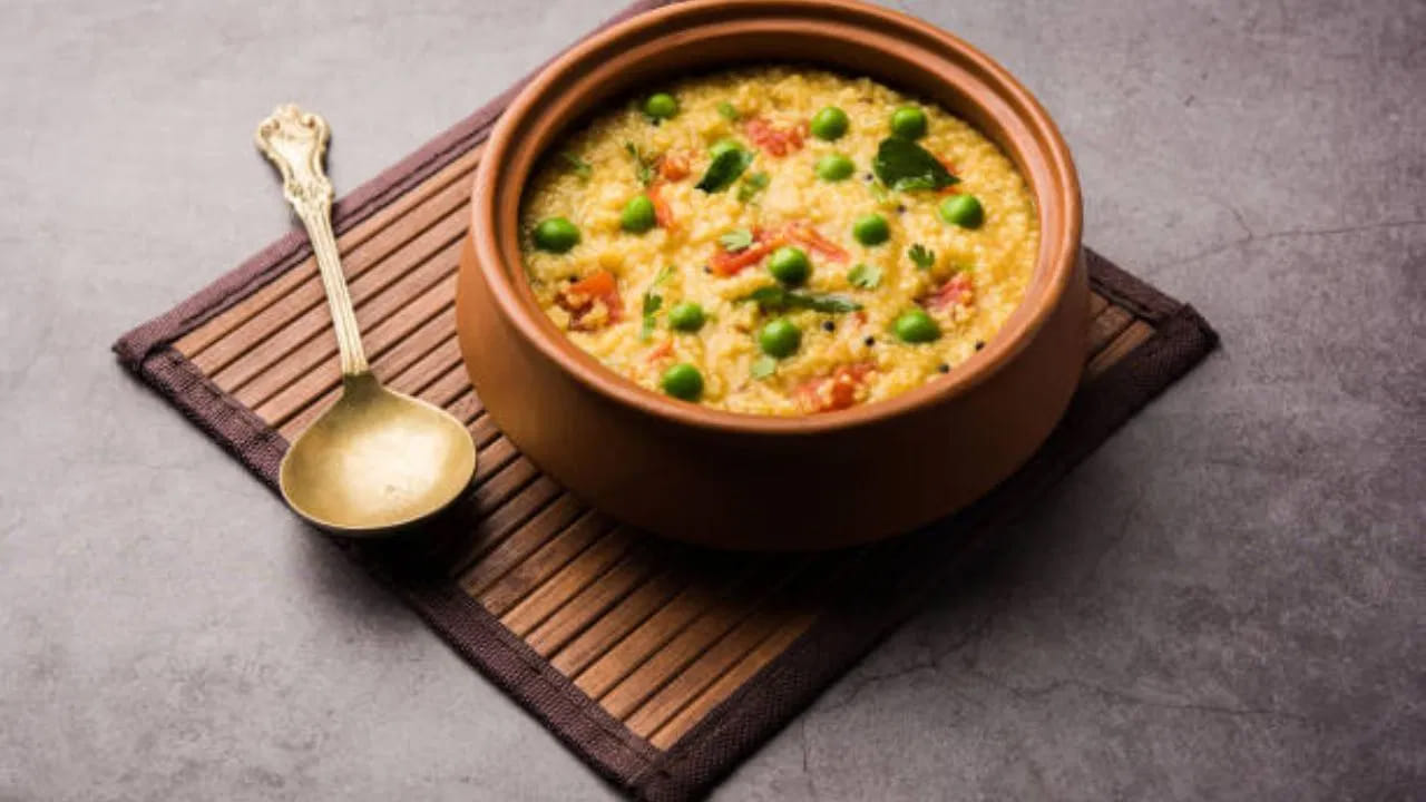 దాలియా ఫైబర్ నిధి. జీర్ణక్రియను మెరుగుపరచడమే కాకుండా కడుపు నిండుగా ఉన్న అనుభూతిని ఇస్తుంది. పప్పులు, కూరగాయలతో చేసే కిచిడి తేలికైన, పోషకాలున్న ఆహారం.
