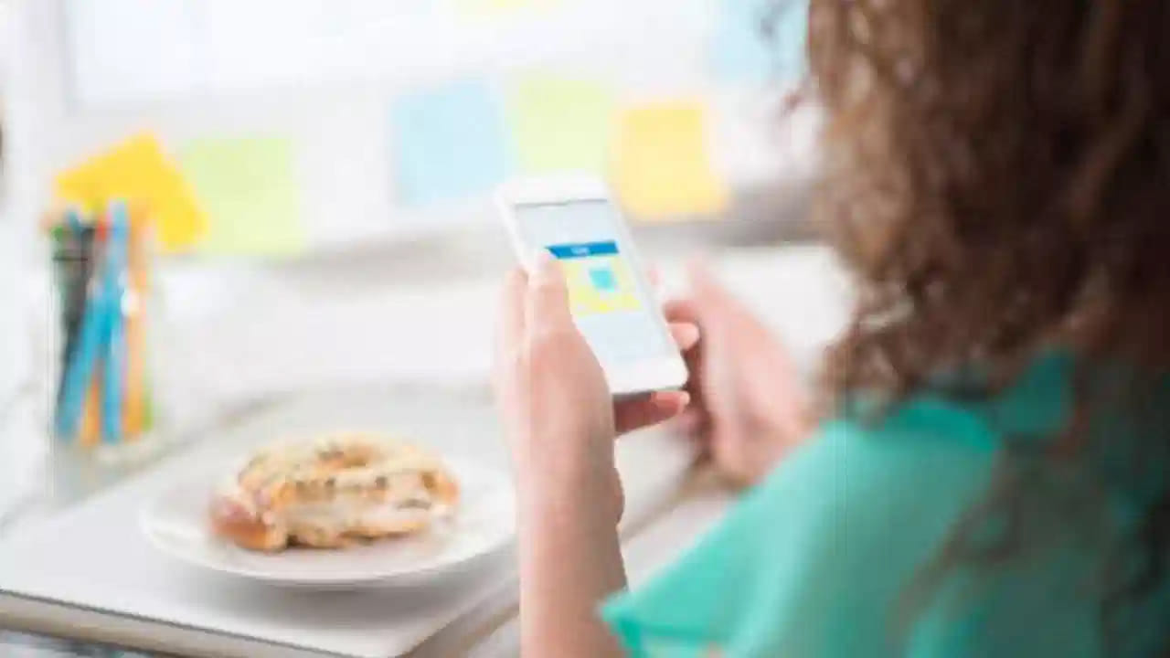 ప్రతి ముద్దను కనీసం 32 సార్లు నమలాలని ఆయుర్వేదం చెబుతోంది. ఆహారం నోట్లోనే ద్రవంగా మారినప్పుడు కడుపులో భారం తగ్గుతుంది. భోజనానికి అరగంట ముందు లేదా భోజనం చేసిన అరగంట తర్వాత మాత్రమే నీరు తాగాలి. తిన్న వెంటనే నీరు తాగితే జీర్ణ అగ్ని చల్లారిపోతుంది.