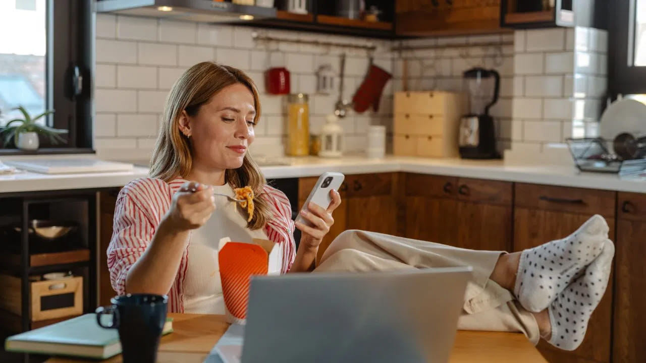 జీర్ణవ్యవస్థ చిన్నాభిన్నం: ఆహారాన్ని సరిగ్గా నమలడం అనేది జీర్ణక్రియలో మొదటి మెట్టు. ఫోన్ చూస్తూ తినేవారు ఆహారాన్ని సరిగ్గా నమలరు. ముక్కలు ముక్కలుగా మింగేయడం వల్ల అది జీర్ణం కాక మలబద్ధకం , కడుపు నొప్పి, గ్యాస్ వంటి సమస్యలను కలిగిస్తుంది.