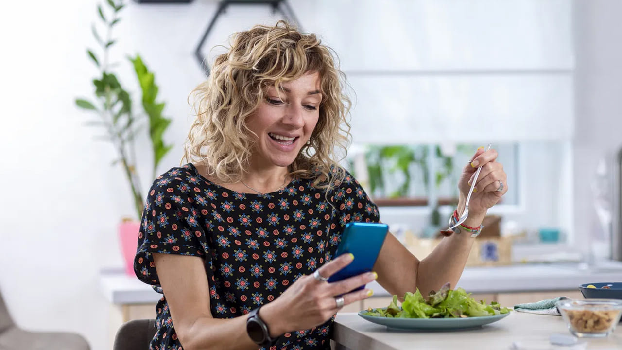 స్క్రీన్ చూస్తూ తినడం వల్ల మన జీవక్రియ మందగిస్తుంది. ఆహారం సరిగ్గా ప్రాసెస్ అవ్వకపోవడం వల్ల రక్తంలో చక్కెర స్థాయిలలో అసాధారణ మార్పులు వస్తాయి. ఇది దీర్ఘకాలంలో టైప్-2 డయాబెటిస్ వచ్చే ప్రమాదాన్ని గణనీయంగా పెంచుతుందని వైద్య నిపుణులు హెచ్చరిస్తున్నారు.