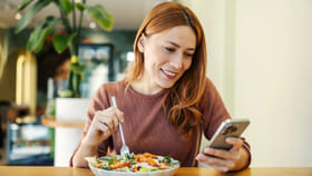 భోజనం చేస్తూ ఫోన్ చూస్తున్నారా..? ఆ రోగాలు మిమ్మల్ని వెతుక్కుంటూ