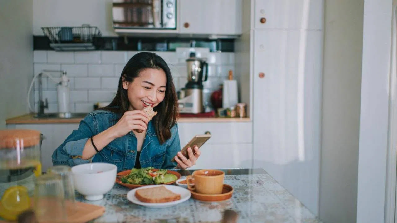 పెరిగే ఊబకాయం: మనం భోజనం చేస్తూ ఫోన్ చూస్తున్నప్పుడు మన మెదడు ఆహారంపై దృష్టి పెట్టదు. దీనివల్ల పొట్ట నిండిందనే సంకేతం మెదడుకు ఆలస్యంగా అందుతుంది. ఫలితంగా మనం తెలియకుండానే అవసరానికి మించి ఎక్కువగా తినేస్తాం. ఇదే మెల్లగా ఊబకాయానికి దారితీస్తుంది.
