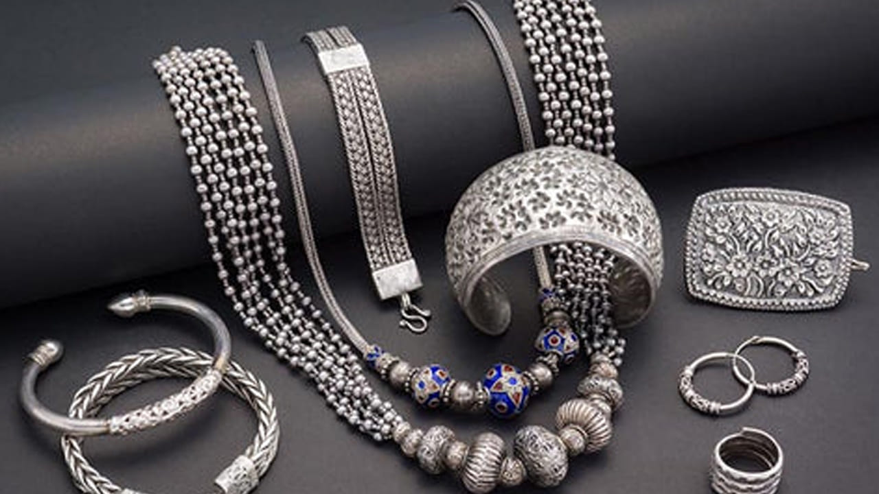   ఇక వెండి విషయానికొస్తే కిలో సిల్వర్‌పై భారీగా పెరిగింది. ఏకంగా 15000 వరకు ఎగబాకింది. ప్రస్తుతం కిలో వెండి ధర 3 లక్షల రూపాయలకు చేరుకుంది.