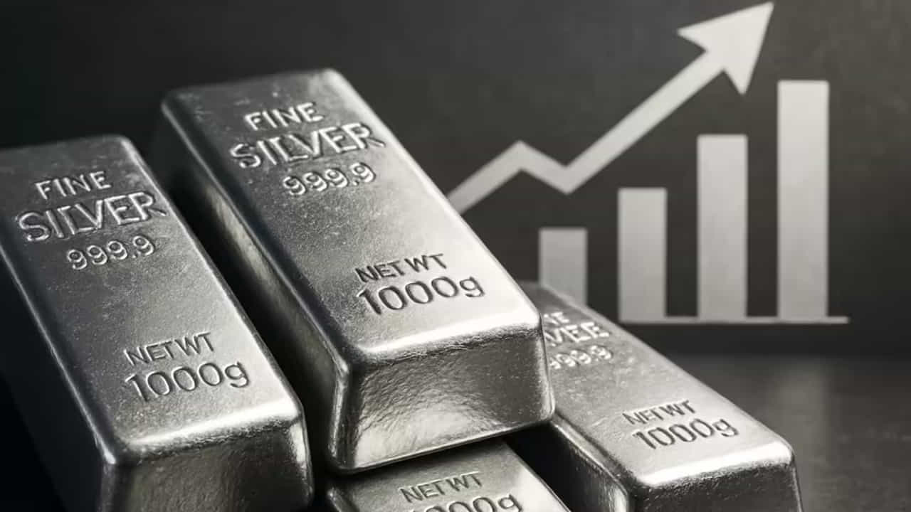 Silver Price: ప్రస్తుతం వెండి ధర దిగి వస్తున్నప్పటికీ రానున్నన రోజుల్లో భారీగా పెరిగే అవకాశం ఉందని బులియన్ మార్కెట్ నిపుణులు అభిప్రాయపడుతున్నారు. ఇటీవల కిలో వెండి ధర 4 లక్షల రూపాయలు దాటగా, ప్రస్తుతం భారీగానే దిగి వచ్చింది. గత నెల రోజుల నుంచి ఏకంగా లక్ష రూపాయల వరకు దిగి వచ్చింది. ప్రస్తుతం రూ. 3 లక్షల చేరువలో కొనసాగుతోంది.