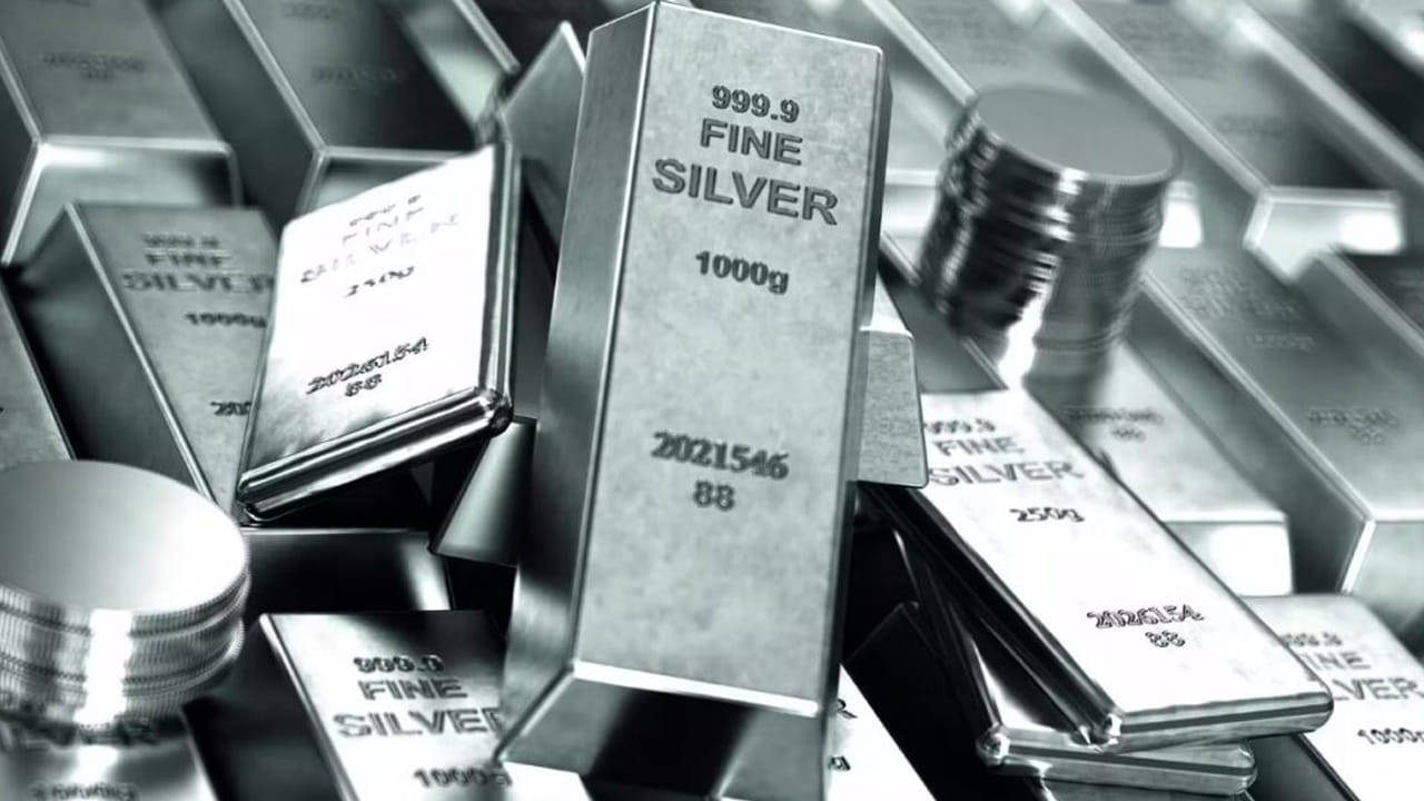  2026 నాటికి ఒక కిలో వెండి ధర రూ.500,000కు చేరుకోవచ్చని ఆల్ ఇండియా జెమ్ అండ్ జ్యువెలరీ డొమెస్టిక్ కౌన్సిల్ (GJC) చైర్మన్ రాజేష్ రోక్డే అభిప్రాయపడ్డారు. అలాగే 10 గ్రాముల బంగారం ధర రూ.200,000 కు చేరుకోవచ్చని చెప్పారు. ప్రభుత్వం GSTని తగ్గించి బంగారం, వెండిపై దిగుమతి సుంకాలను తగ్గిస్తే ధరలు కూడా తగ్గవచ్చని కూడా ఆయన అభిప్రాయపడ్డారు.