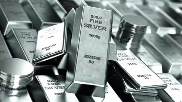 Silver Price: మళ్లీ భారీగా పడిపోయిన వెండి ధర.. హైదరాబాద్లో కిలో ఎంతో తెలుసా?