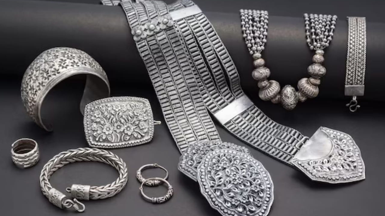  రాబోయే రోజుల్లో ఆర్థిక అస్థిరత మరింత పెరిగే అవకాశం ఉంది. అలాంటి పరిస్థితుల్లో కేవలం డబ్బును దాచుకునేవారి కంటే.. నిజమైన విలువ ఉన్న ఆస్తుల్లో అంటే బంగారం, వెండి మొదలైనవి పెట్టుబడి పెట్టినవారే లాభపడతారు. ఈ విషయాన్ని గమనించి, భవిష్యత్తు కోసం జాగ్రత్తగా ఆలోచించాల్సిన అవసరం ఉంది. 