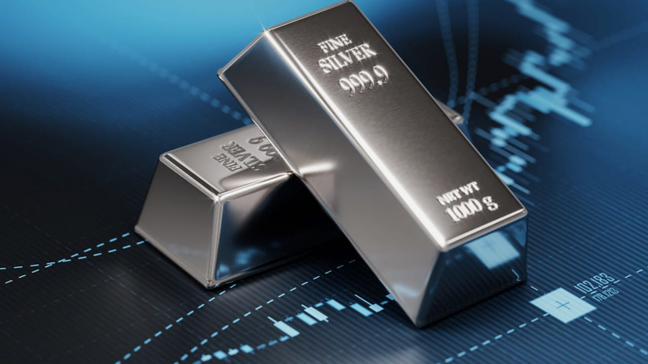  11 ఫిబ్రవరి 2026న, భారతదేశంలో వెండి ధరలు హైదరాబాద్, ఢిల్లీ వంటి ప్రధాన నగరాల్లో కిలోకు సుమారు రూ.2,90,000 నుండి రూ.3,00,000 వరకు ట్రేడ్ అవుతున్నాయి. అంతర్జాతీయ మార్కెట్, స్థానిక డిమాండ్ కారణంగా వెండి ధరల్లో మార్పులు చోటుచేసుకుంటున్నాయి. అయితే ఇటీవల కాలంలో వెండి ధర భారీగా పెరిగింది. 