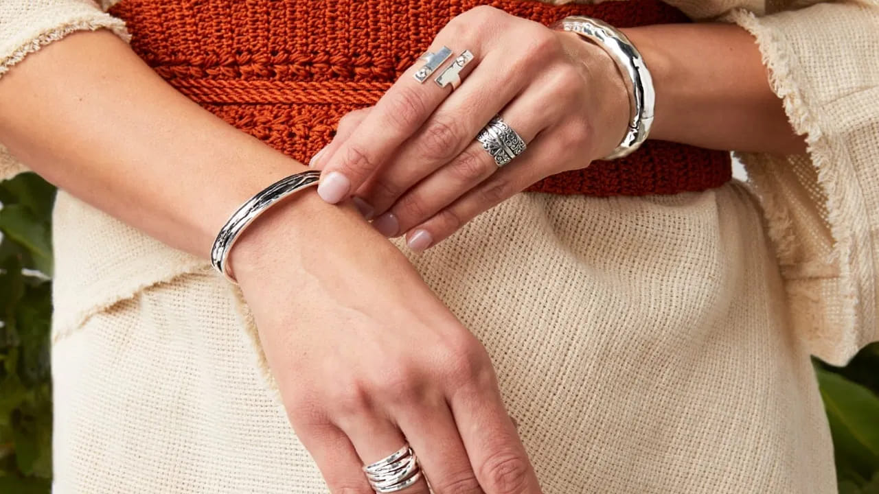 వెండి ఎవరికి శుభం.. ఎవరికి అశుభం..?.. 

జ్యోతిష్యుల అభిప్రాయం ప్రకారం, జల రాశులకు వెండి శుభప్రదం. కర్కాటకం, వృశ్చికం, మీన.. ఈ రాశుల వారు వెండి బ్రాస్లెట్లు, ఉంగరాలు ధరిస్తే మానసిక బలం, ఆత్మవిశ్వాసం పెరుగుతుందని చెబుతారు. వెండి ధరించకూడని రాశులు.. అగ్ని తత్త్వానికి చెందిన రాశుల వారు వెండికి దూరంగా ఉండాలని జ్యోతిష్య నిపుణులు సూచిస్తున్నారు. మేషం, సింహం, ధనస్సు రాశులవారు వెండి ఆభరణాలకు దూరంగా ఉంటే మంచిది. 

